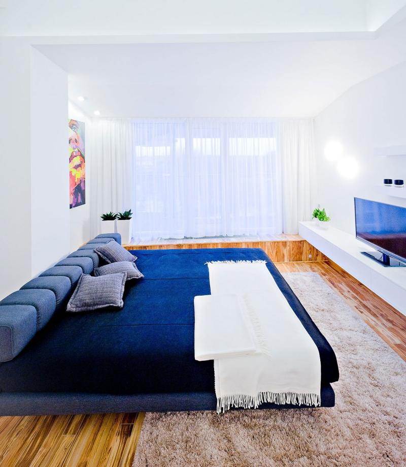 levande-blå-vit-modern-vardagsrum-dagbädd-tv-trägolv-design-funktionell