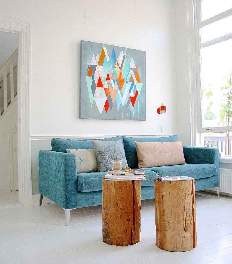 levande-blå-vit-modern-vardagsrum-skandinavisk-design-sidobord-träd-stam-soffa