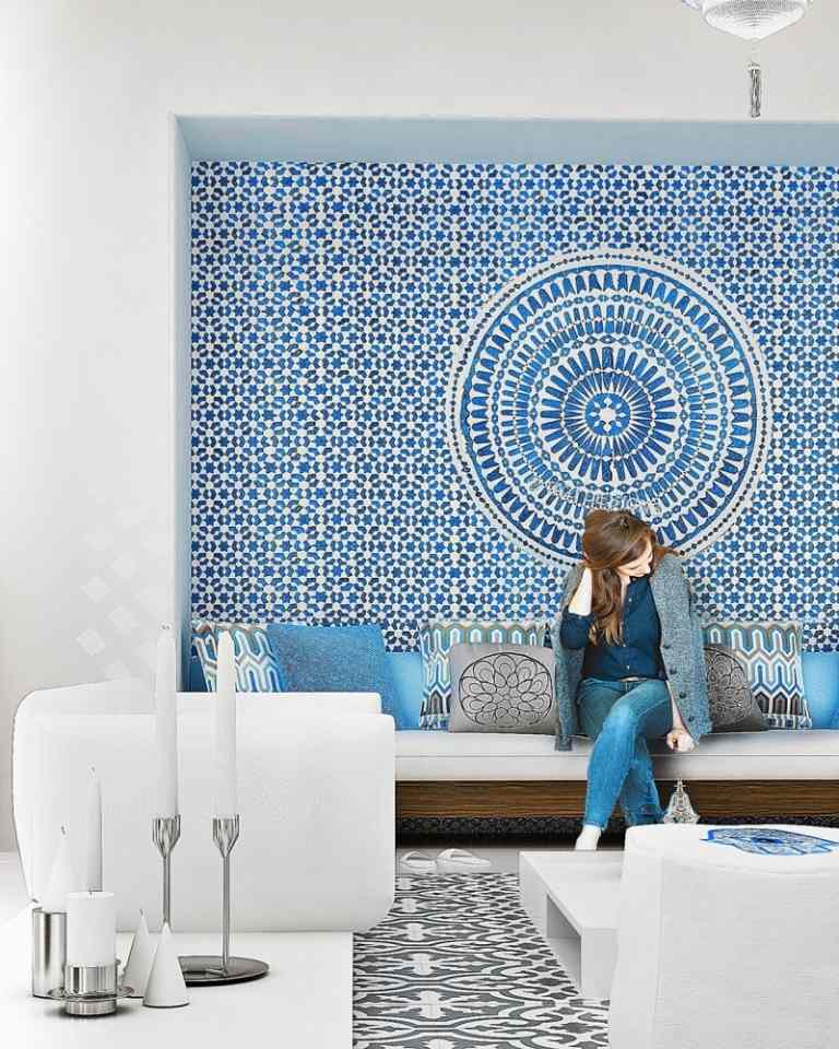 levande-blå-vit-modern-mosaik-vägg-accent-dekorav-kudde-