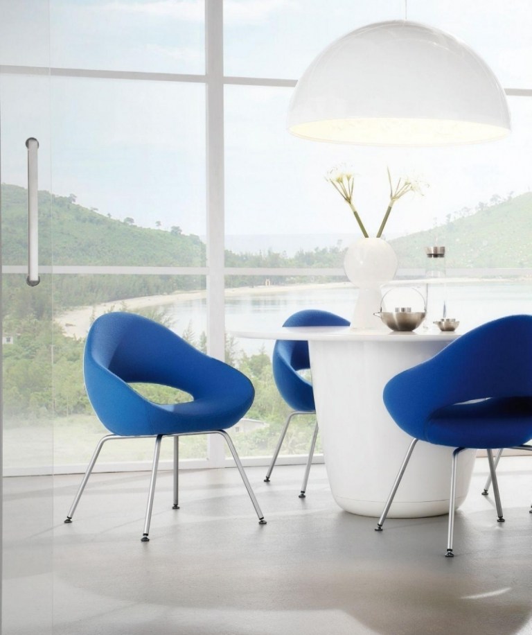 levande-blå-vit-modern-bord-hängande-lampa-stolar-klädsel-glas fronter-design