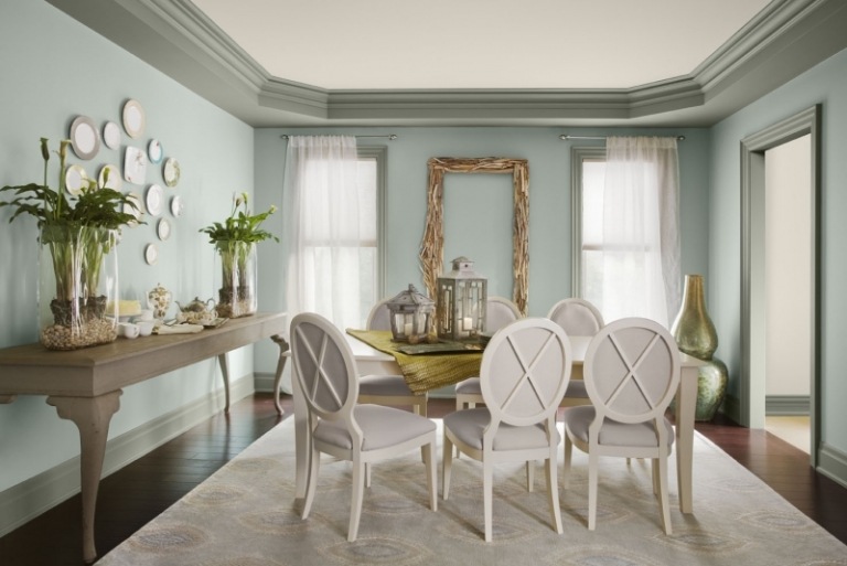 levande-blå-vit-modern-matsal-vintage-klassisk-matbord-stolar-vägg-färg-hall blå-guld