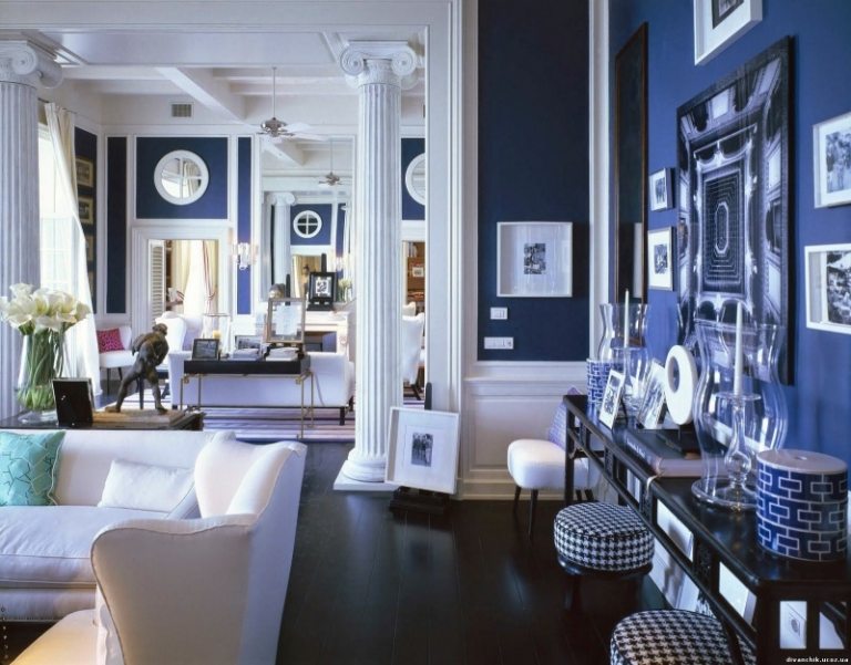 levande-blå-vit-modern-vardagsrum-stil-mix-vägg färg-väggdekoration-bilder-foton-romerska-kolumner-skänk-dekoration