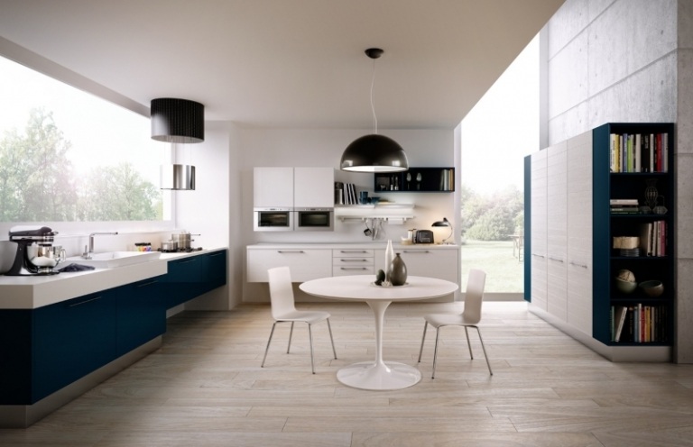 levande-blå-vit-modern-öppet-kök-vanligt-enkelt-matbord-glasfronter