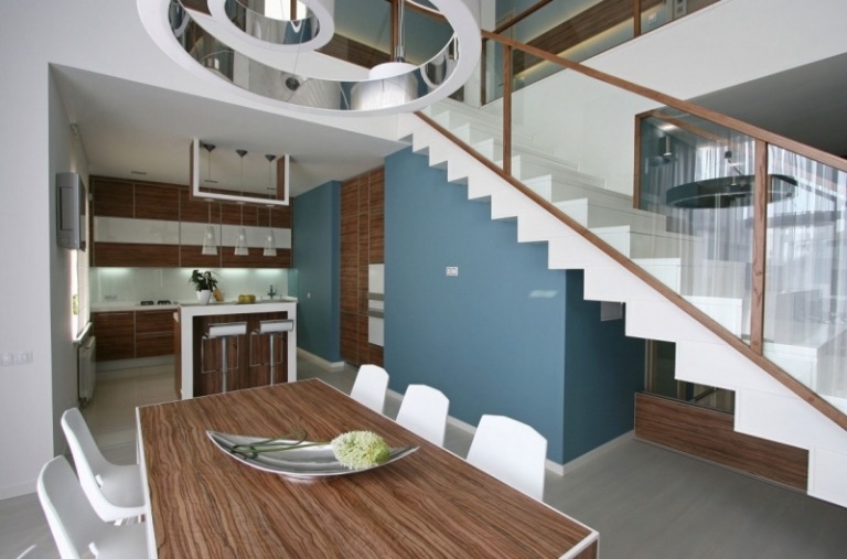 levande-blå-vit-modern-öppet-kök-trappor-valnöt-matbord-stolar-trä räcke-glas räcke