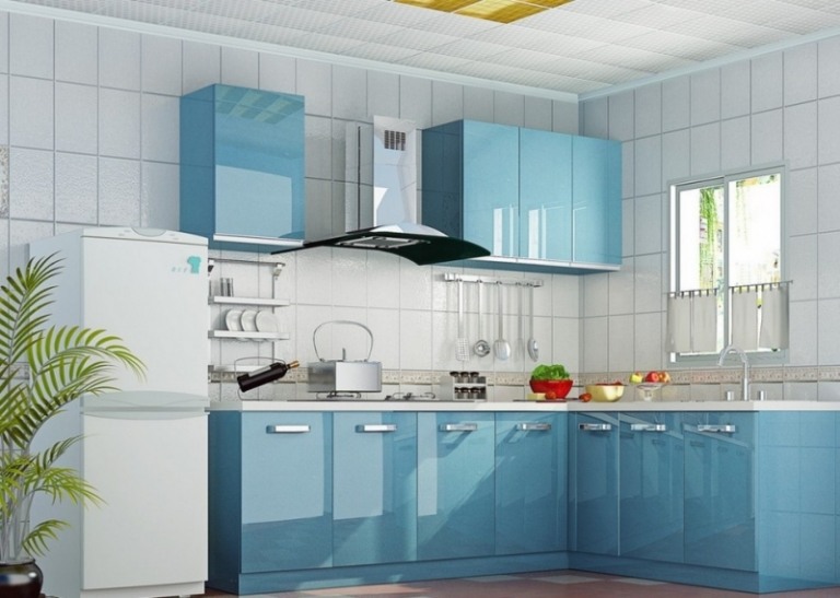 levande-blå-vit-modern-kök-litet-utrustat kök-högglans-kakel-traditionella