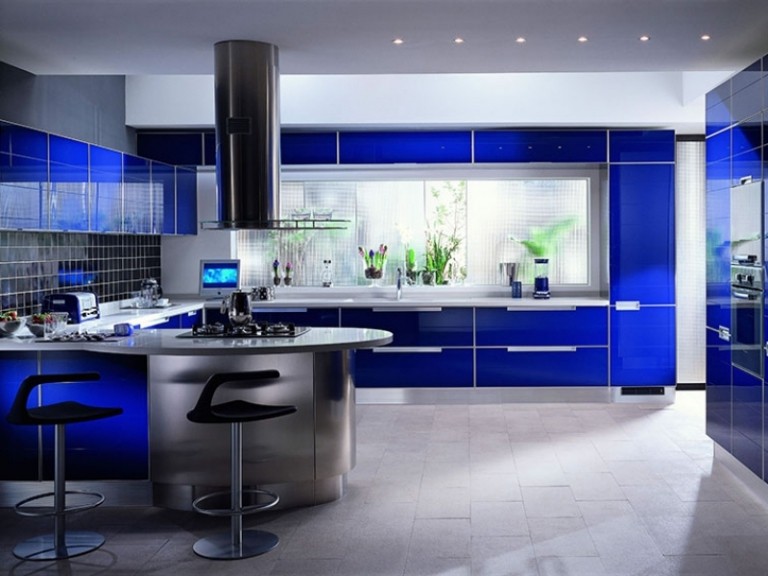 levande-blå-vit-modern-kök-köksfronter-högglans-rostfritt stål-borstad-fläckar-extraktor
