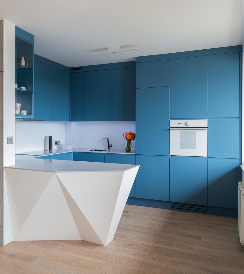 levande-blå-vit-modern-kök-design-minimalistisk-kök-fronter-turkos-heligt-golv