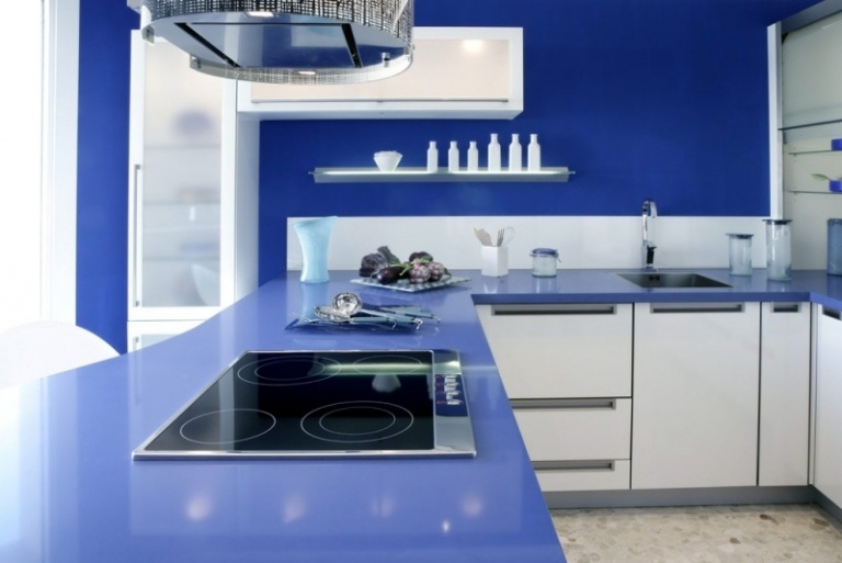 levande-blå-vit-modern-kök-inbyggt kök-bänkskiva-skåp fronter-kokplatta-minimalistisk