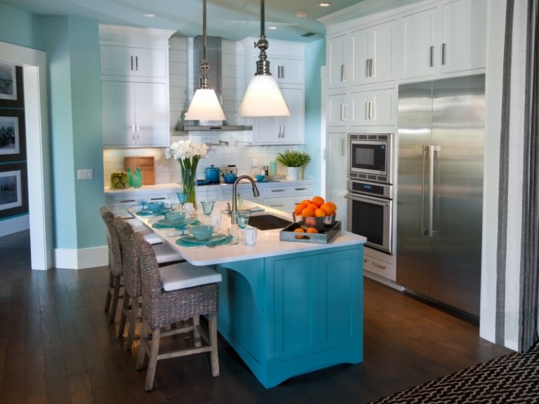 levande-blå-vit-modern-kök-vägg-måla-kök-ö-turkos-kylskåp-rostfritt stål-borstad-pall-rotting