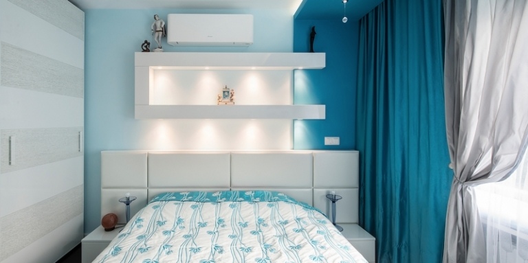 levande-blå-vit-modern-sovrum-sänggavel-stoppad-garderob-gardiner-gardiner-sängbord