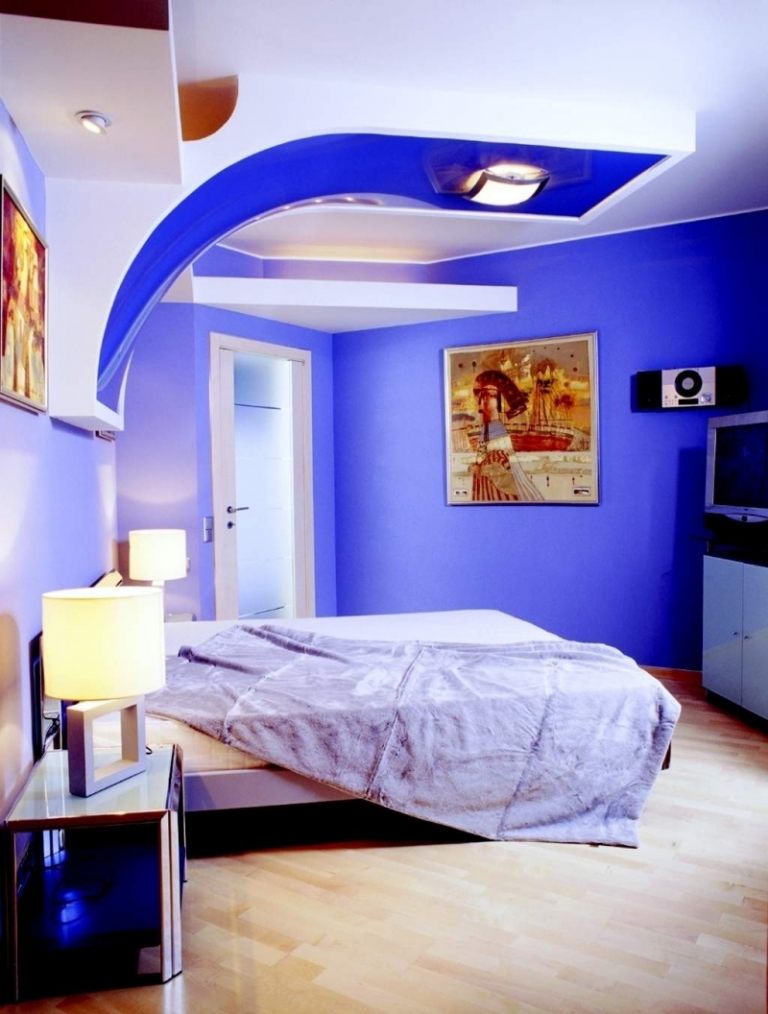 levande-blå-vit-modern-tak-vägg-dekoration-bild-säng-lampor