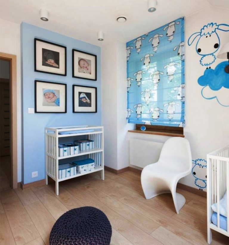 levande-blå-vit-modern-baby-rum-vägg-dekoration-får-panton-stol-trä-golv-schalosie-skötbord