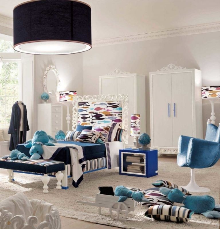 levande-blå-vit-modern-barnrum-deco-fåtölj-säng-gosedjur-matta-mjuk-garderob