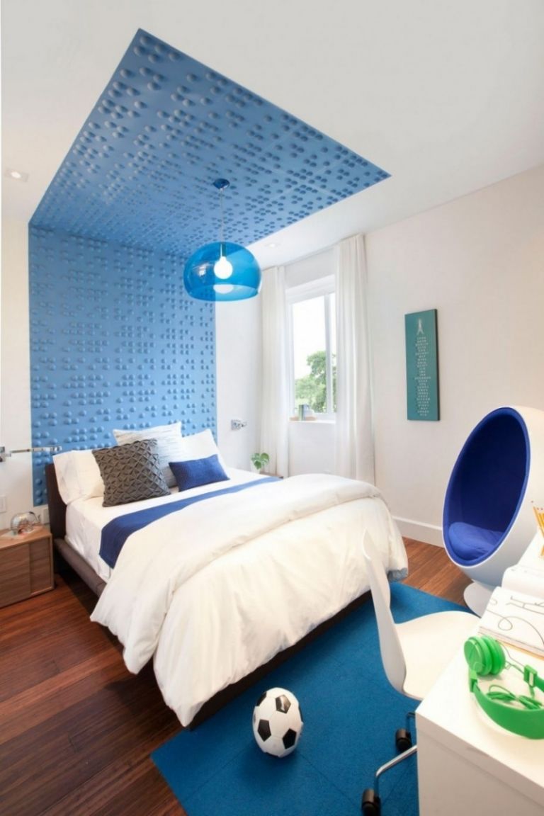 levande-blå-vit-modern-sovrum-bubbla-stol-trägolv-relief-sänggavel-vägg-tak