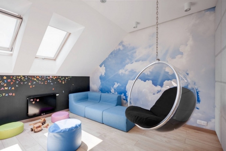 levande-blå-vit-modern-hängande stol-bubbla-stol-fototapet-moln-sky-lekrum-sittgrupp