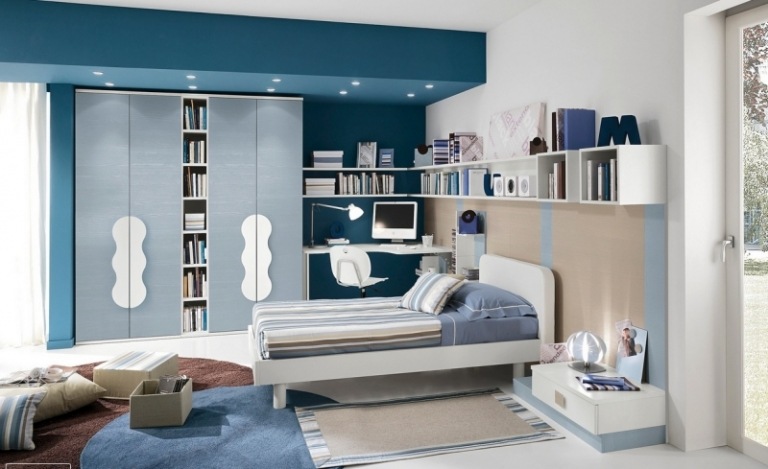 levande-blå-vit-modern-ungdoms-rum-teenage-säng-garderob-hyllor-fläckar-matta