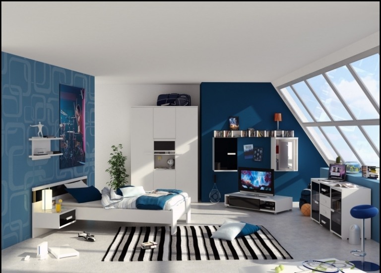 levande-blå-vit-modern-ungdoms-rum-tonårsljus-fönster-säng-kaotisk-garderob