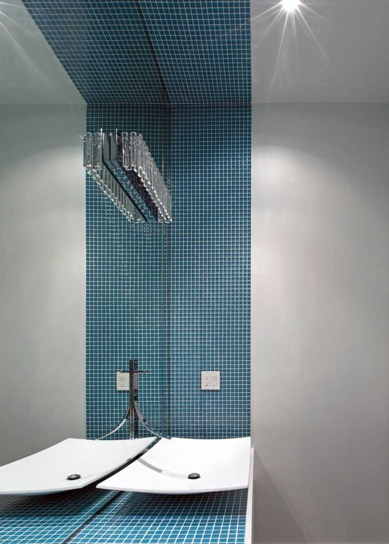 levande-blå-vit-modern-mosaik-kakel-turkos-spegel-vägg-diskbänk