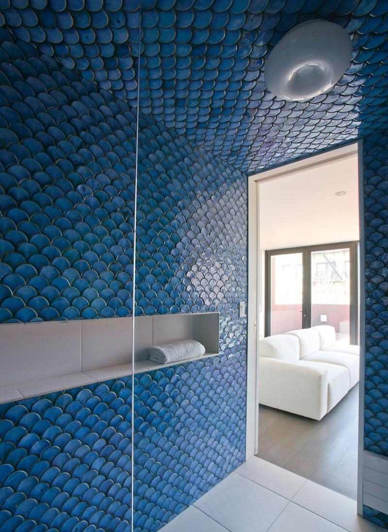 levande-blå-vit-modern-badrum-design-fiskskal-mosaik-kakel
