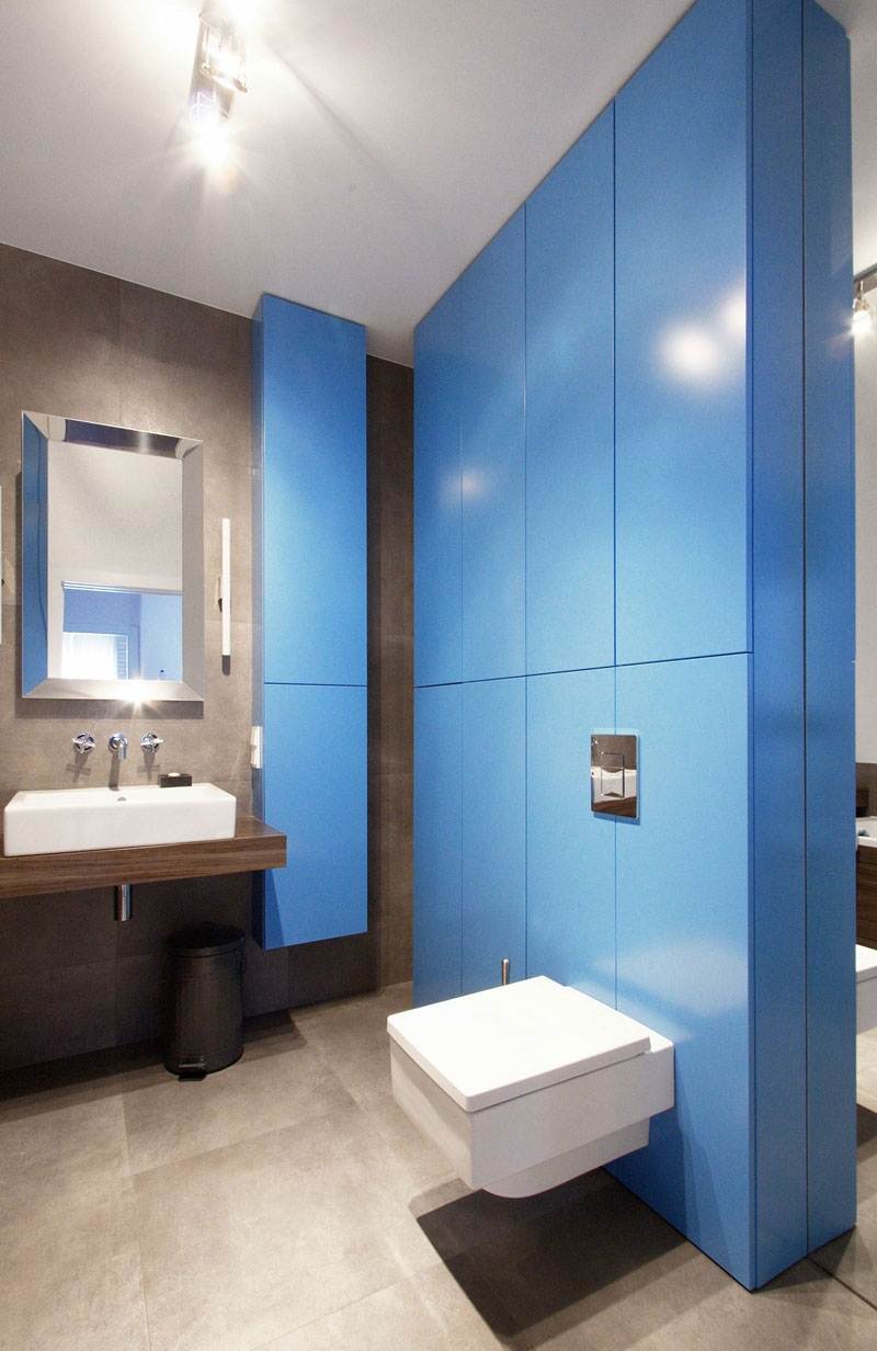 levande-blå-vit-modern-badrum-design-grå-handfat-trä-ljus-rumsdelare