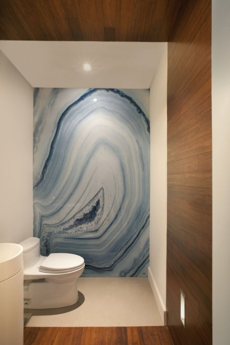 levande-blå-vit-modern-badrum-toalett-natursten-trä-fläckar