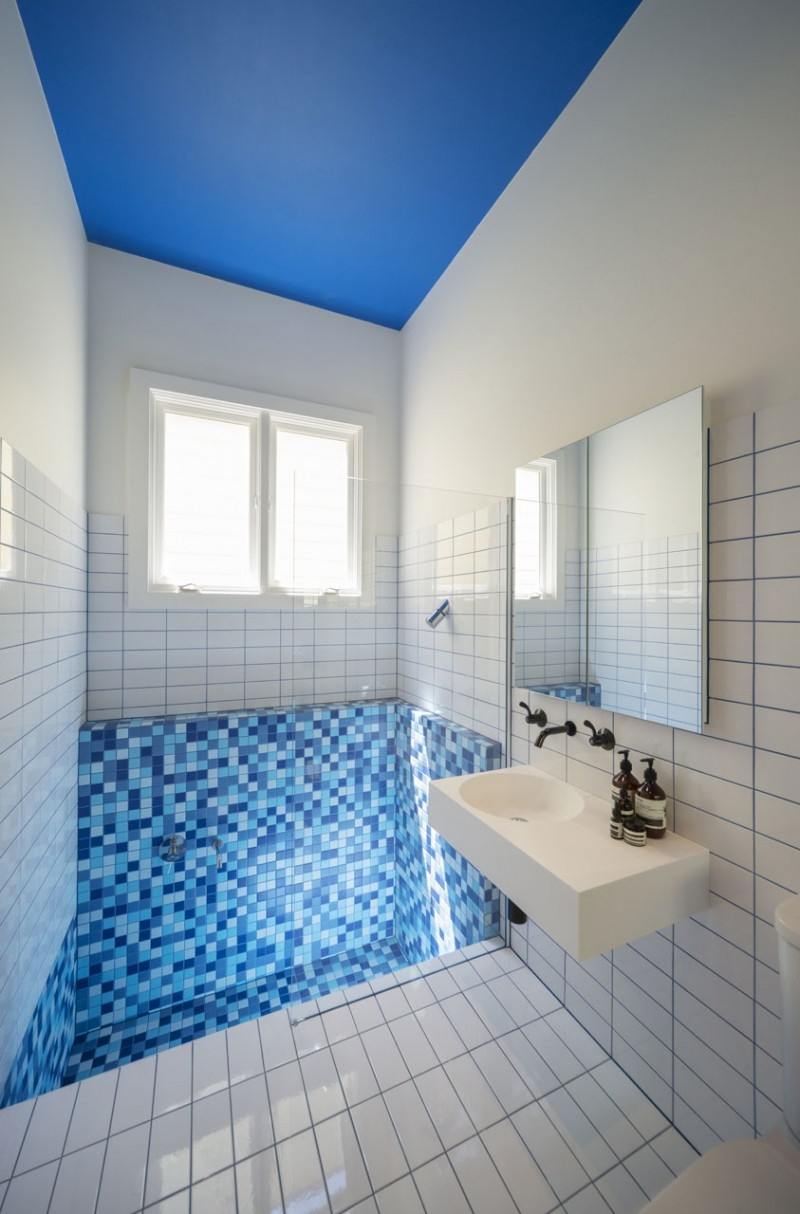 levande-blå-vit-modern-badrum-dische-mosaik-kakel-handfat-beslag-takfärgade
