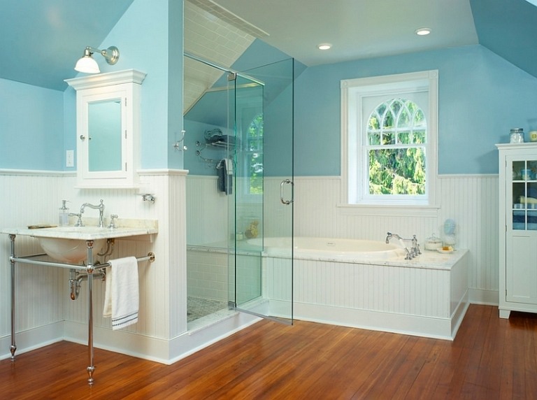 levande-blå-vit-modern-badrum-trägolv-badkar-duschkabin-glasvägg-fläckar-beslag-vintage-sluttande tak