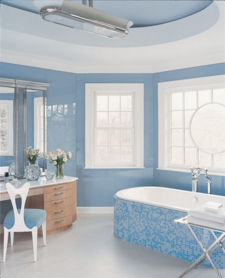 levande-blå-vit-modern-badrum-badkar-fristående-fönster-lampa-smink bord-vägg-färg-ljusblå