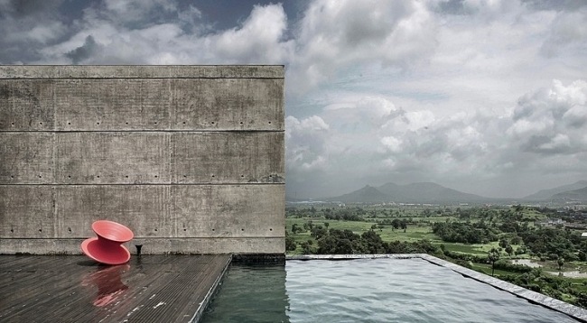 infinity pool stenhus med modern arkitektur