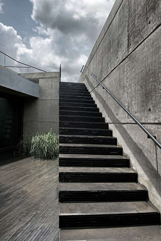 utanför trappan stenhus med modern arkitektur