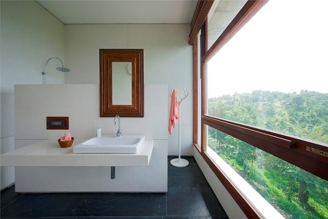 badrum i vit sten med modern arkitektur