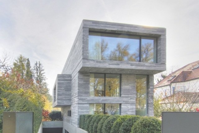Betongbyggande-hus-som-en-kubisk-komposition-utvecklad-gnejs-panel-beklädnad