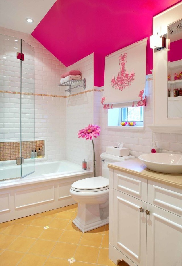 Färgdesign-av-väggarna-rosa-vitt-badrum-klassiskt inredd-vindsvåning