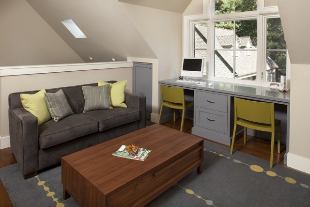 Hem-kontor-sluttande-tak-färgschema-grå-ljusgrön-soffbord-massivt trä