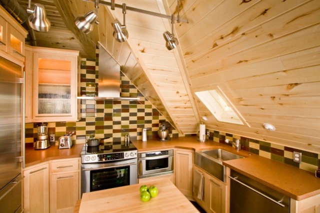 Rustik-kök-vardags-idéer-för snedtak-väggskåp-perfekt integrerad
