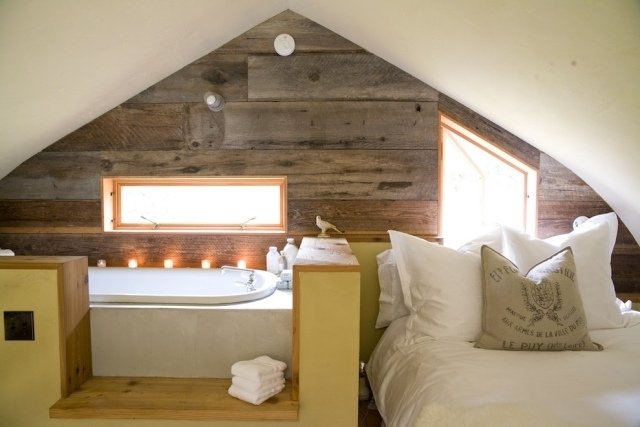badrum-badkar-sluttande tak-möbler-idéer-väggbeklädnad-trä