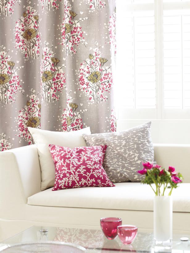 våren dekor idéer rosa grå blommiga gardiner