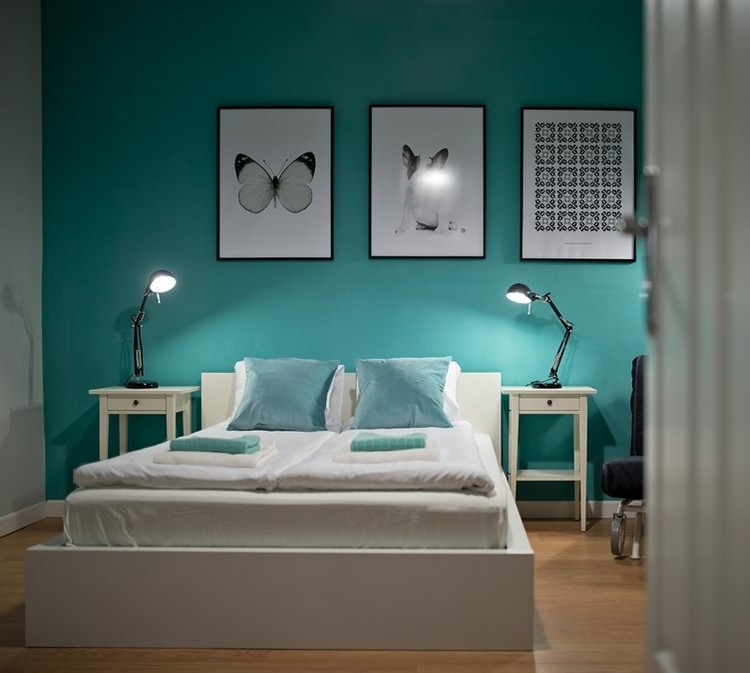 levande-idéer-färg-design-sovrum-turkos-vit-säng-svart-vita-fotografier