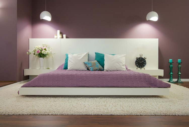 levande-idéer-färg-design-sovrum-lila-vit-säng-ram-turkos-accenter