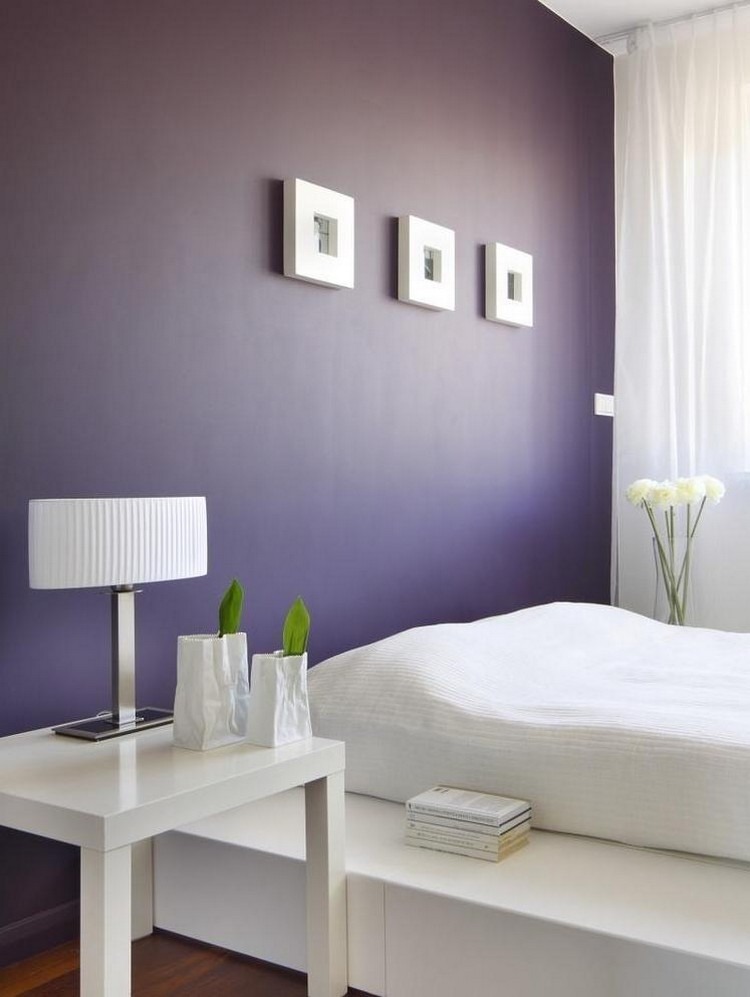 levande-idéer-färg-design-sovrum-lila-aubergine-vit-säng
