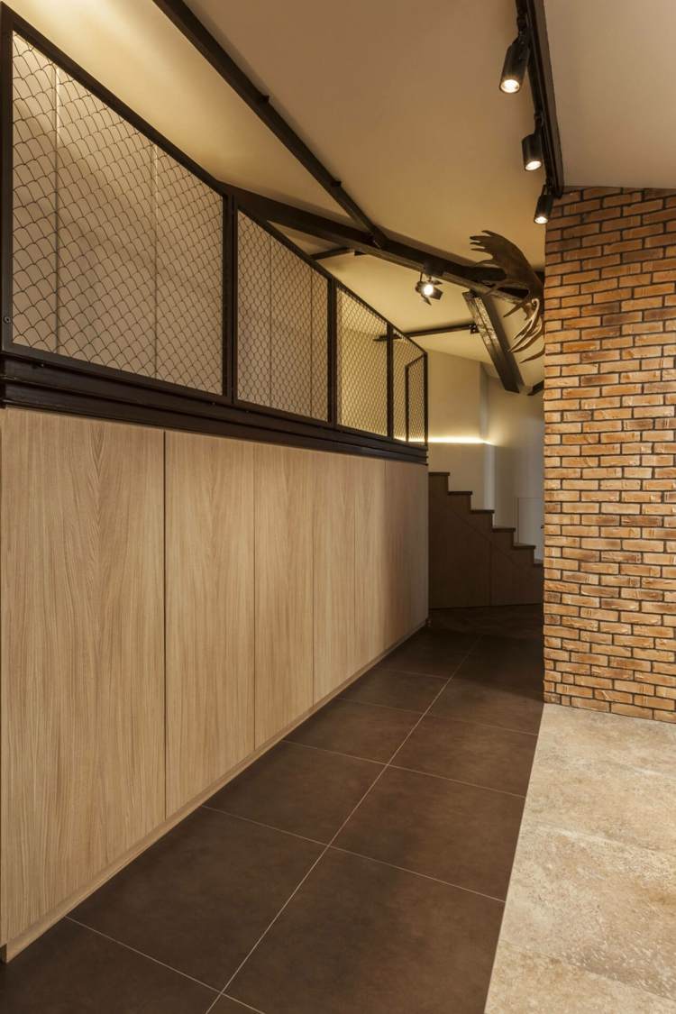 levande-idéer-svart-korridor-design-väggpaneler-trä-räcken-gitter
