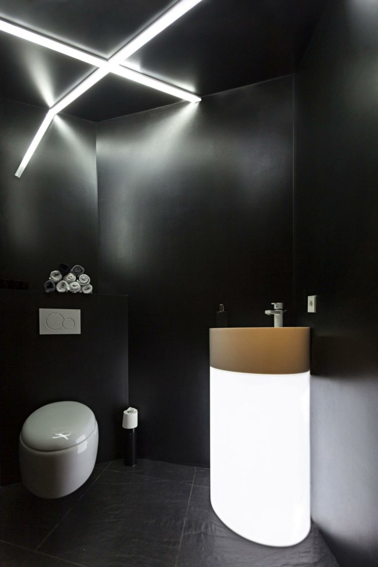 levande-idéer-svart-badrum-stimulering-ljus-skåp-tak-design
