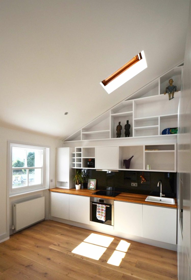 idéer för att leva med ett sluttande kök kök parkett hylla vita möbler