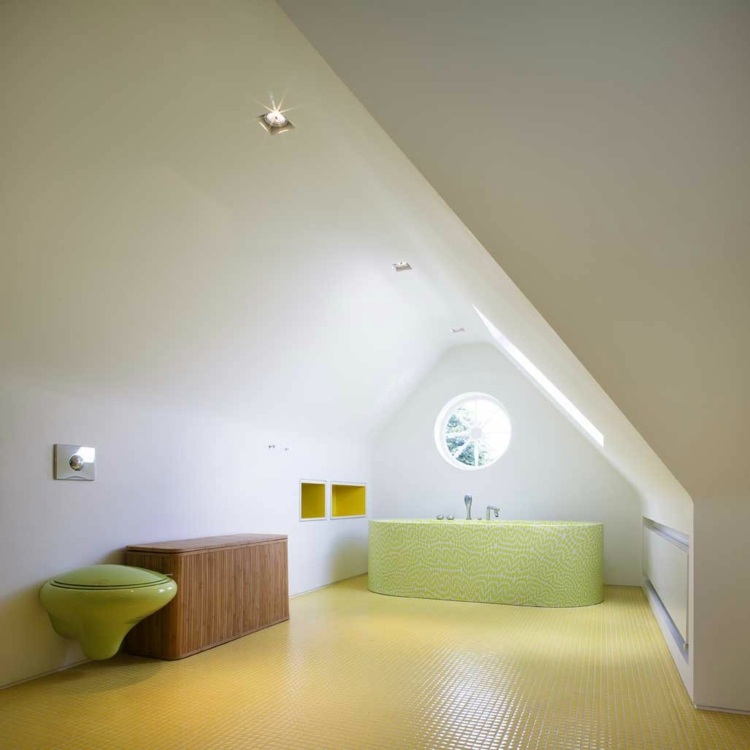 sluttande tak vitt badrum grönt gult träfönster rund design