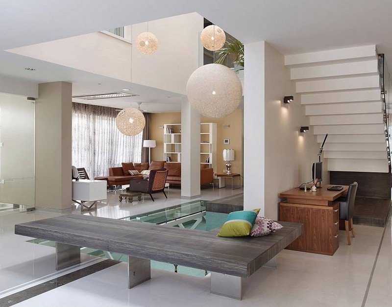 Levande idéer-möbleringsexempel-träbänk-pool-vardagsrum-modern-högt i tak