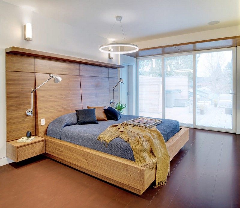 Levande idéer-möbleringsexempel-trä-säng-sänggavel-king-size-säng-glas-skjutdörrar-terrakotta-golvplattor