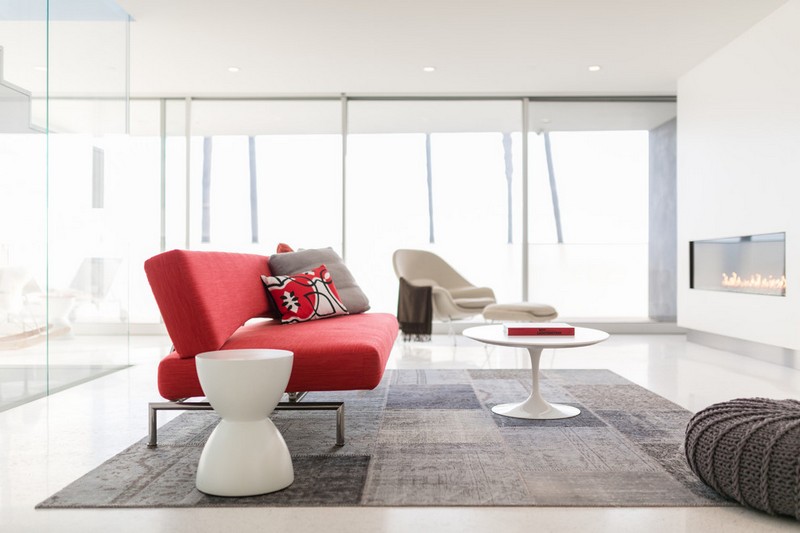Levande idéer-möbleringsexempel-hopfällbar soffa-rött-vitt-soffbord-Kilim-lapptäcke
