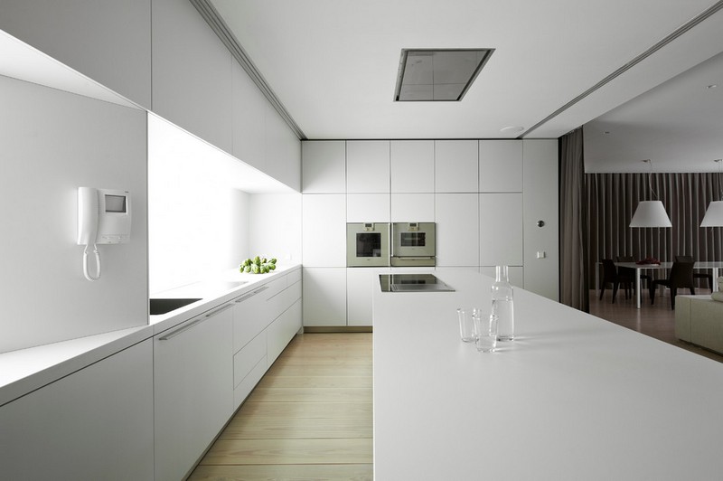 Levande idéer-möbleringsexempel-vit-minimalistisk-kök-handtagslös