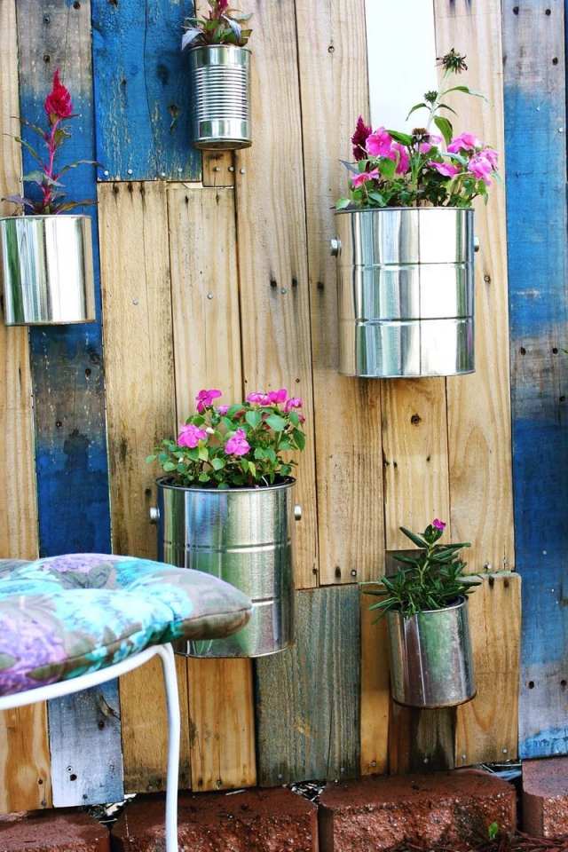 Gör-det-själv-balkong-dekoration-blomkrukor-av-burkar-aluminium