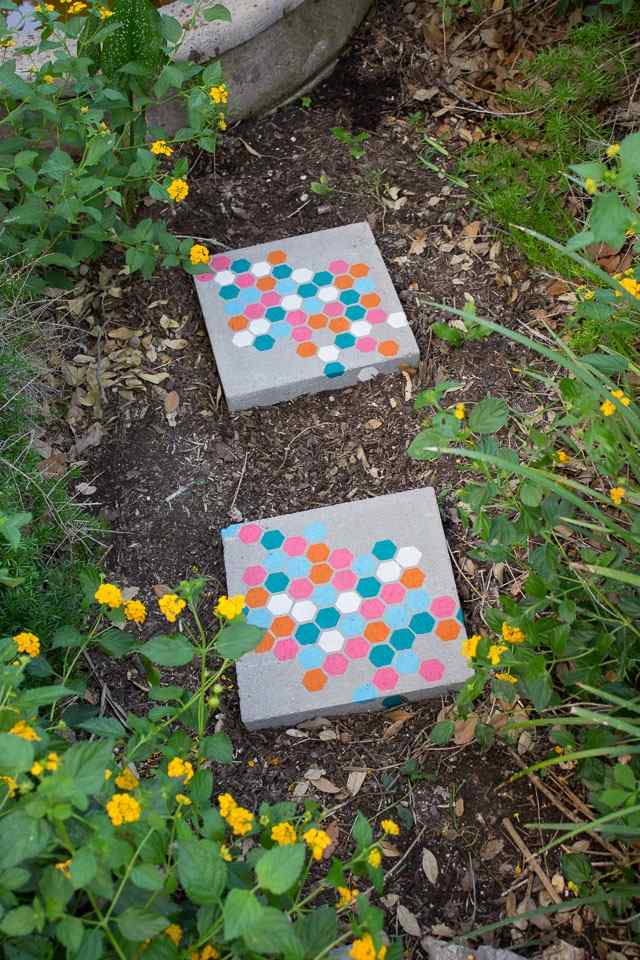 hem-idéer-gör-det-själv-trädgård-klivstenar-stänk av färgfärgade